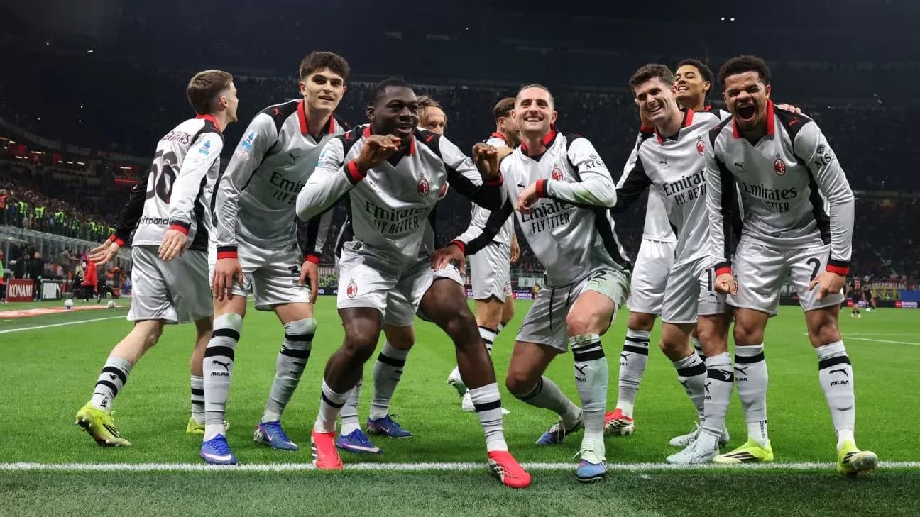 Игроки AC Milan празднуют гол на стадионе