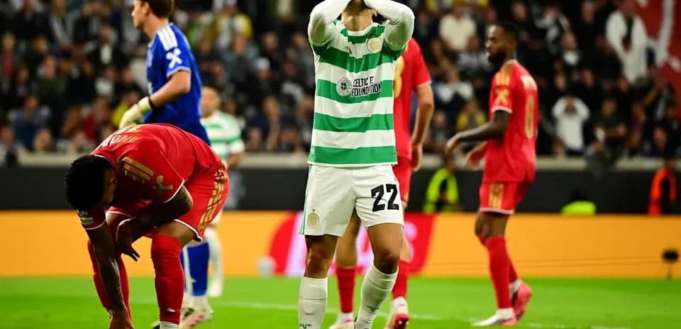 Игроки Celtic и соперника на поле после матча