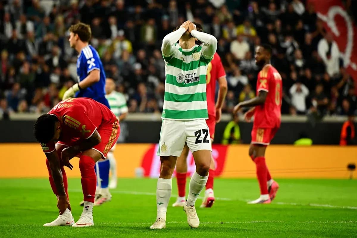 Игроки Celtic и соперника на поле после матча