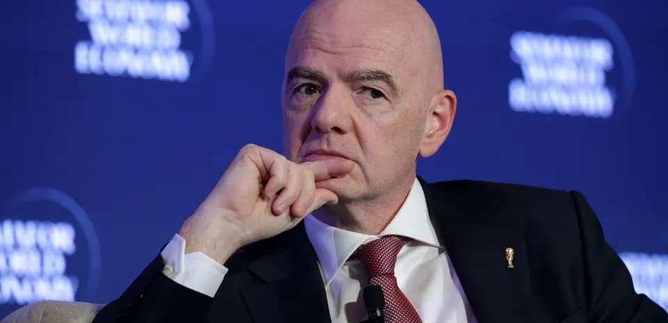 Человек на конференции с задумчивым выражением лица