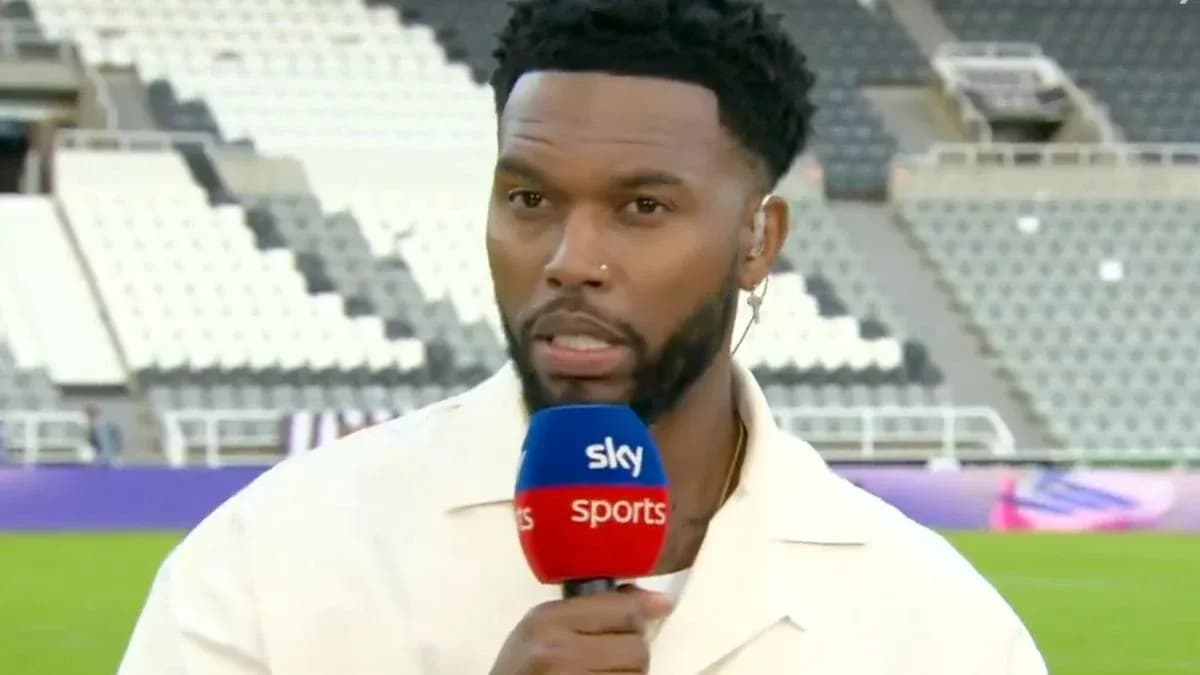 Спортсмен с микрофоном на фоне стадиона