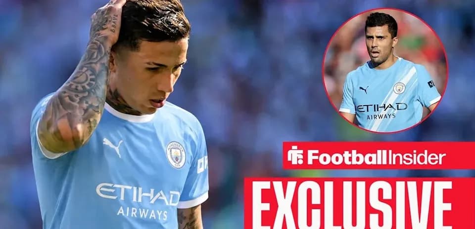 Игрок Manchester City с рукой на голове во время матча