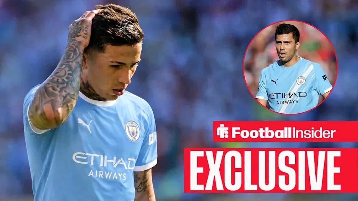Игрок Manchester City с рукой на голове во время матча