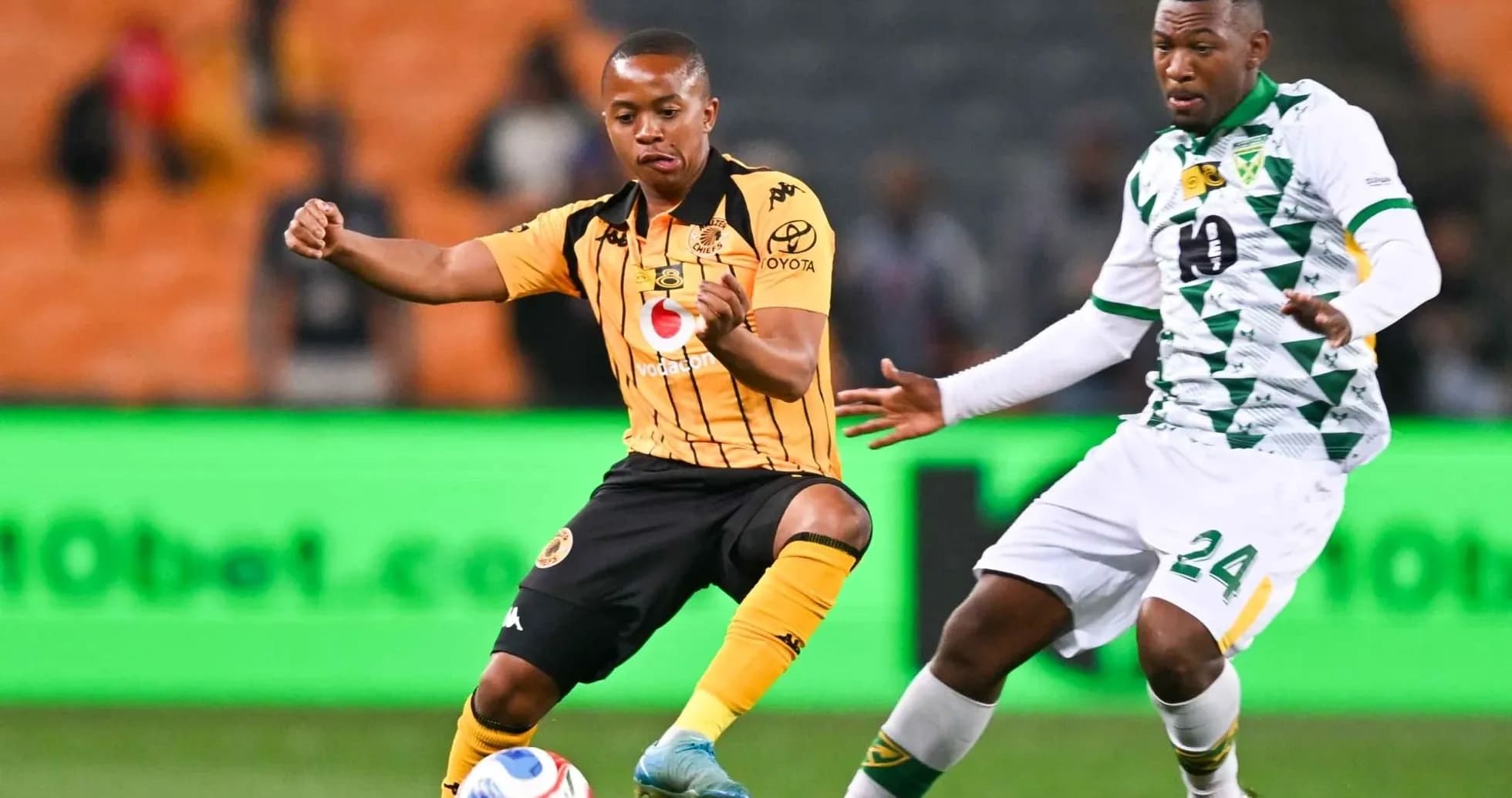 Игроки команды Kaizer Chiefs борются за мяч