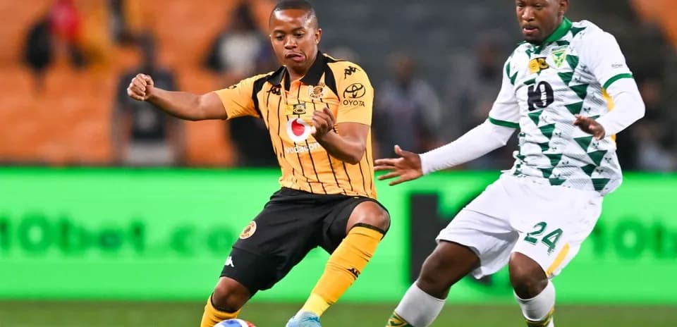 Игроки команды Kaizer Chiefs борются за мяч