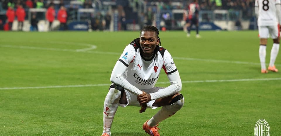 Игрок AC Milan празднует момент на поле