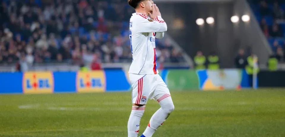 Игрок Лиона на поле во время матча