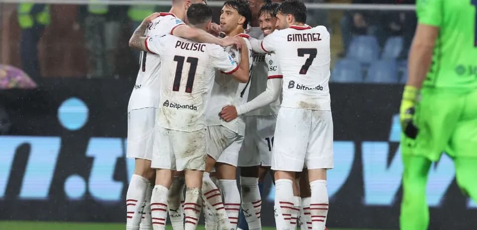 Игроки AC Milan отмечают гол в дождливом матче