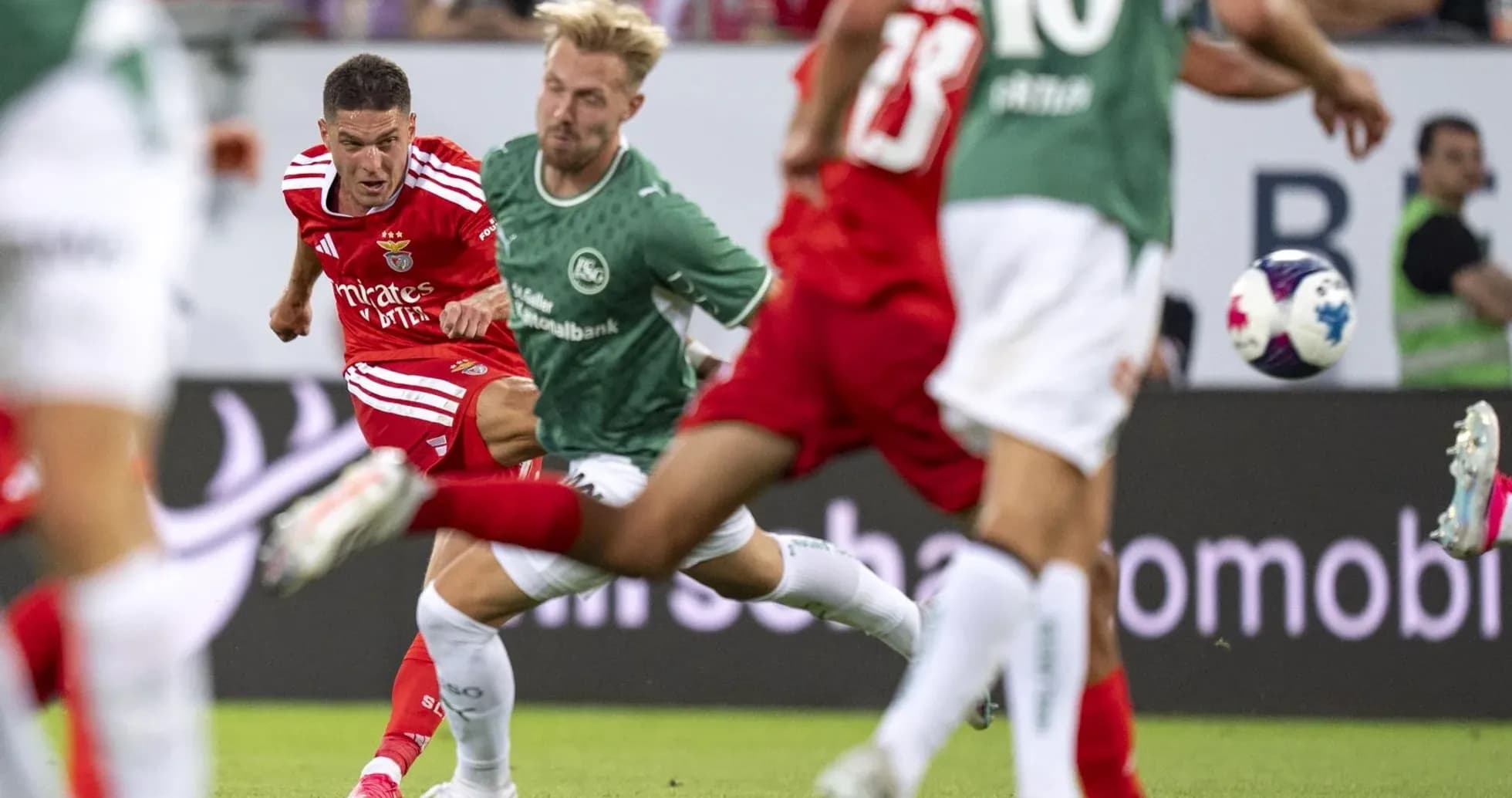Игроки Бенфики атакуют против FC St. Gallen