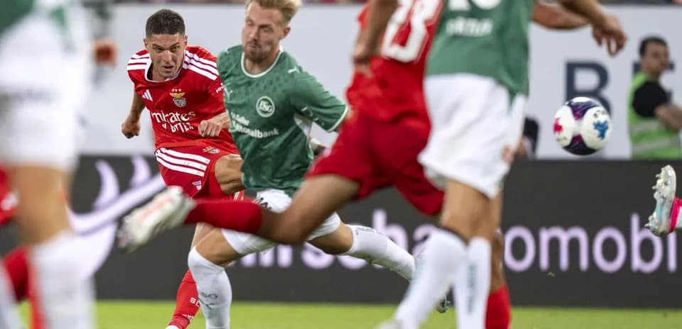 Игроки Бенфики атакуют против FC St. Gallen