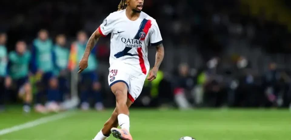 Игрок PSG с мячом на поле во время матча