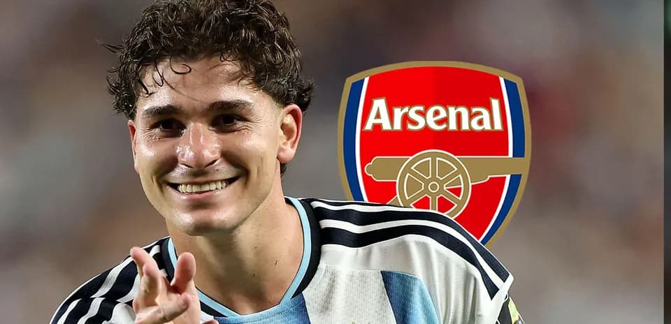 Игрок сборной Аргентины позирует на фоне логотипа Arsenal