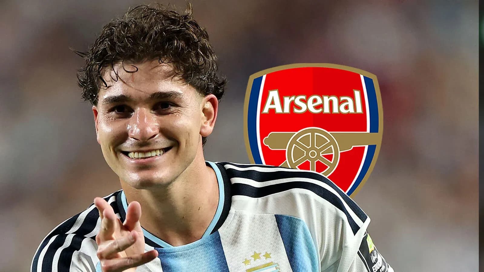 Игрок сборной Аргентины позирует на фоне логотипа Arsenal