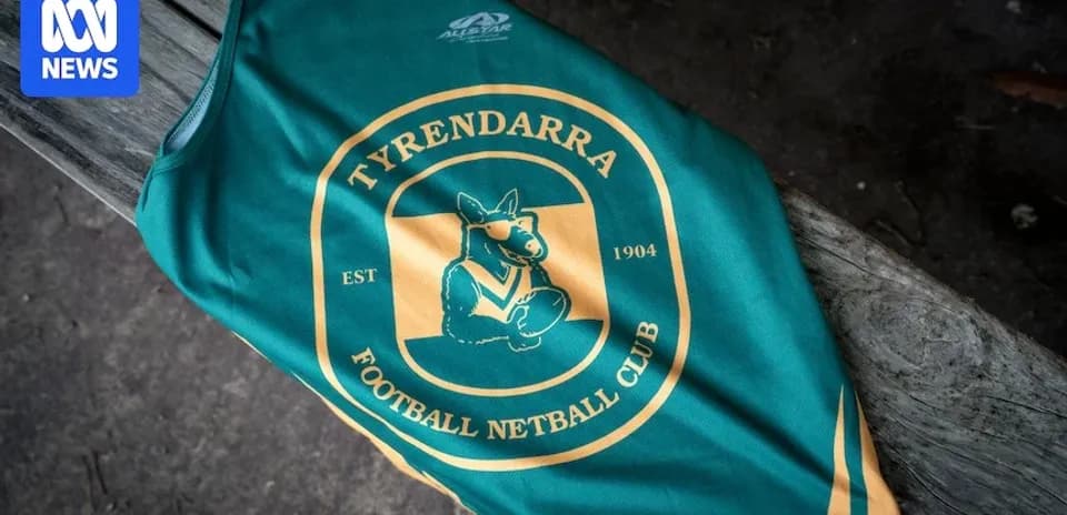 Футбольная форма клуба Tyrendarra на деревянной поверхности