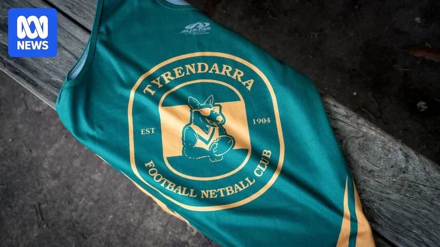 Футбольная форма клуба Tyrendarra на деревянной поверхности