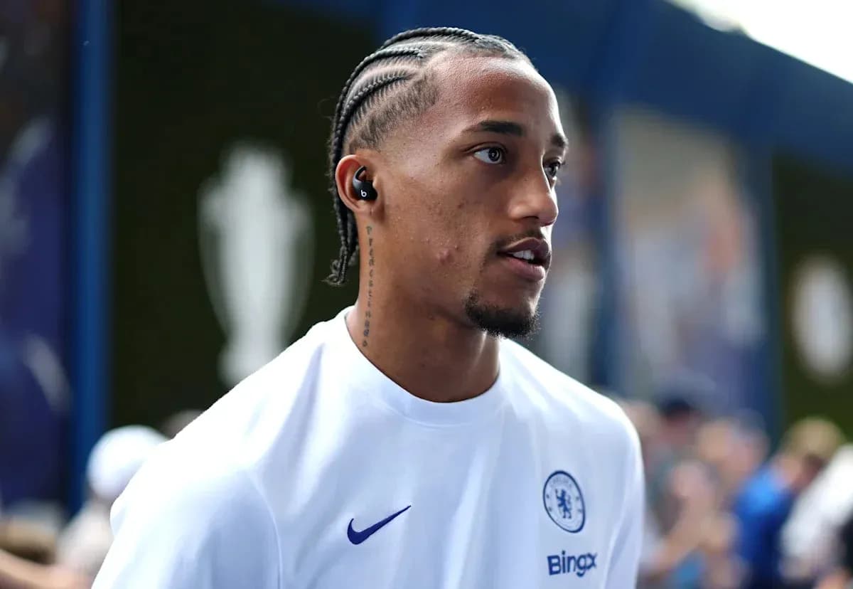 Игрок в белой футболке Chelsea с наушниками