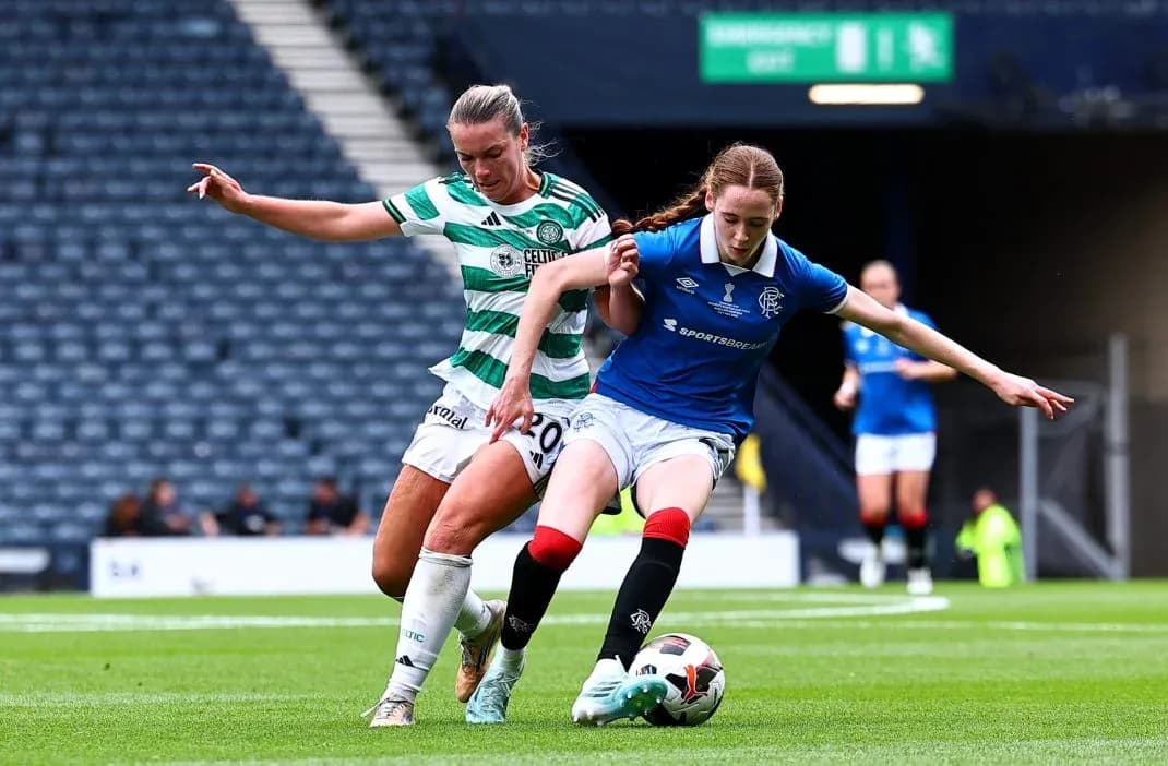 Игроки Celtic и Rangers борются за мяч на поле