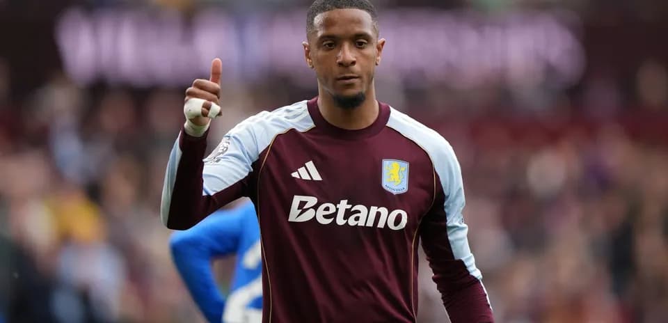 Вратарь Aston Villa поднимает большой палец