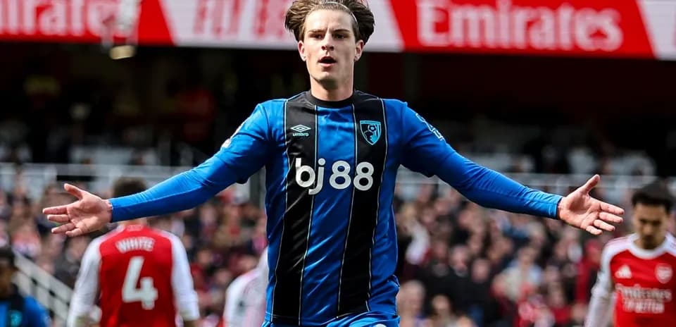 Игрок Bournemouth празднует гол на стадионе