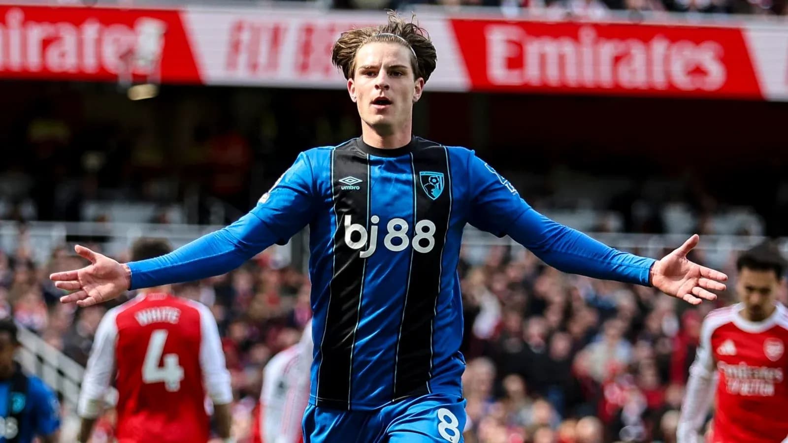 Игрок Bournemouth празднует гол на стадионе