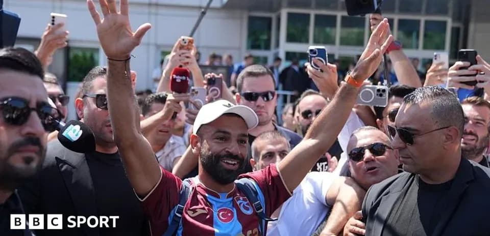 Игрок приветствует фанатов на улице