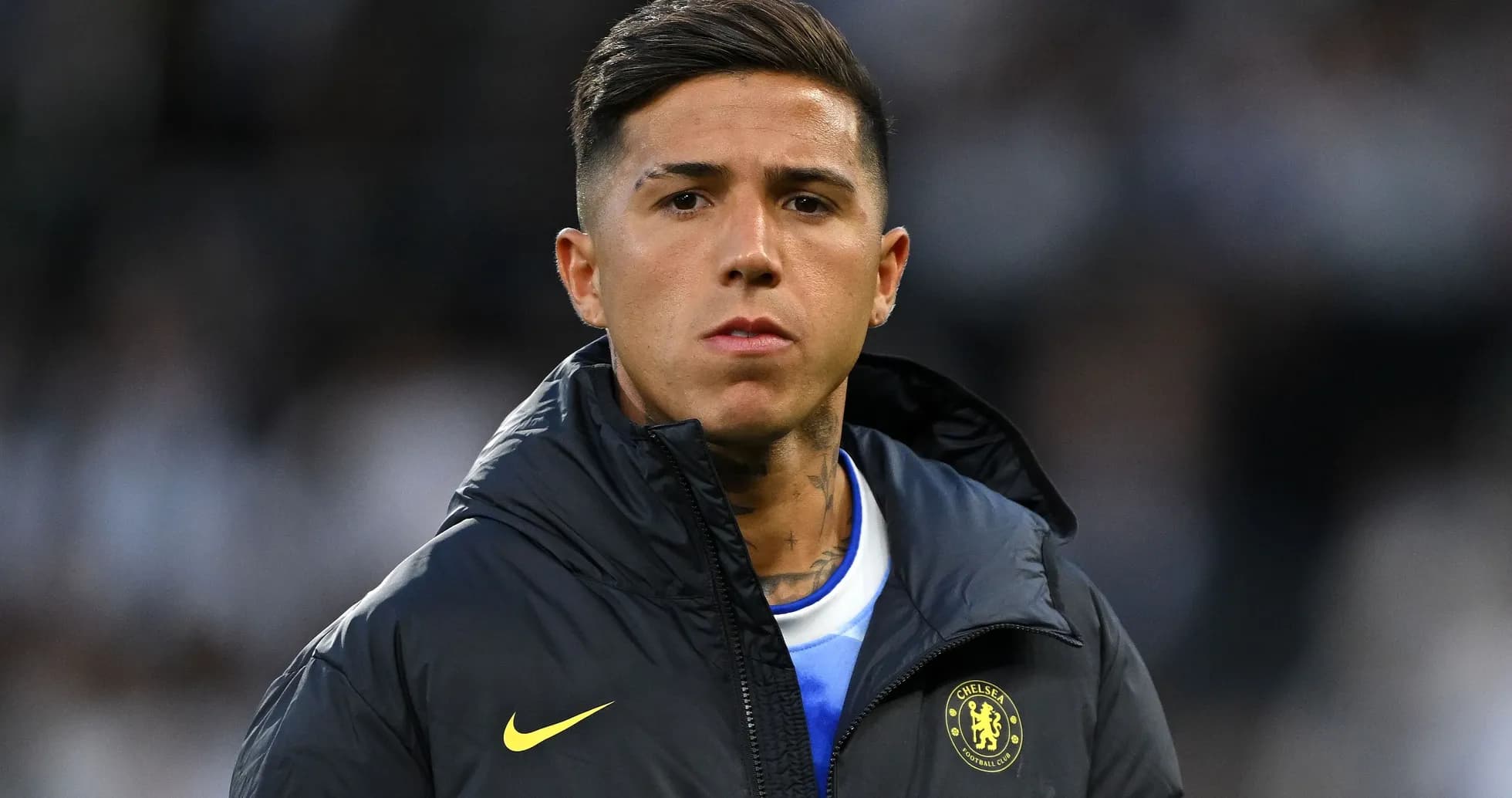 Игрок в куртке Chelsea на стадионе