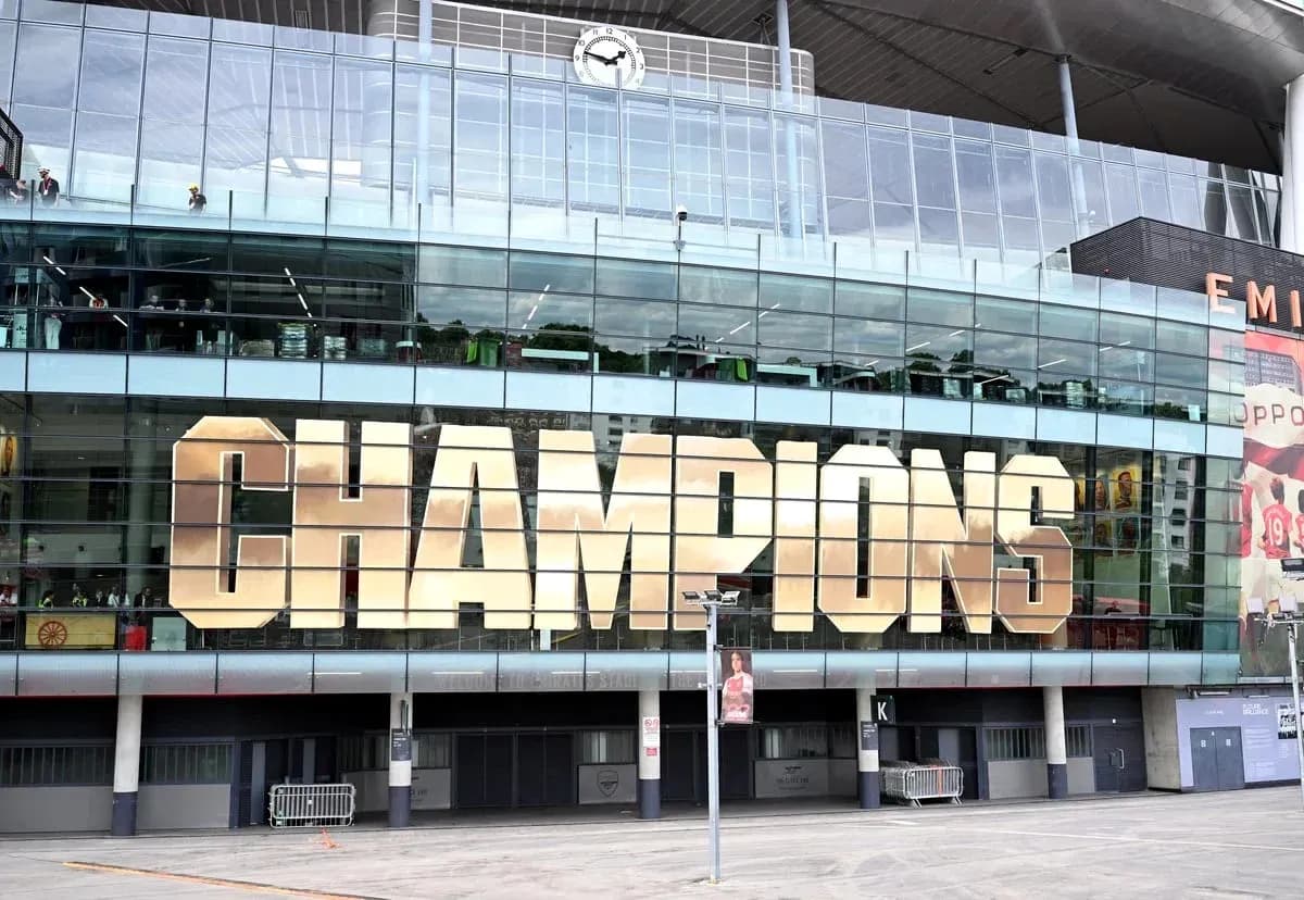 Здание с надписью 'CHAMPIONS' на фасаде стадиона