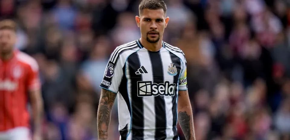Игрок Newcastle в форме с черными и белыми полосами