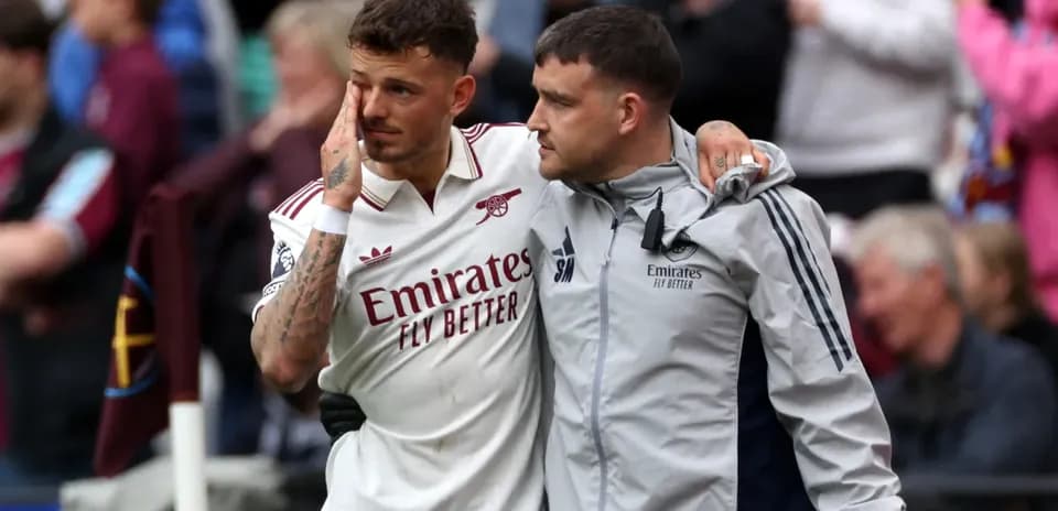 Игрок Arsenal поддерживается тренером после матча