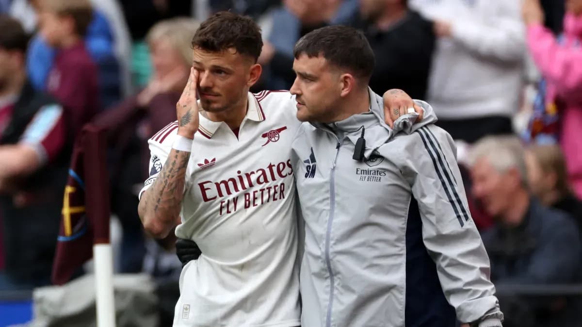 Игрок Arsenal поддерживается тренером после матча