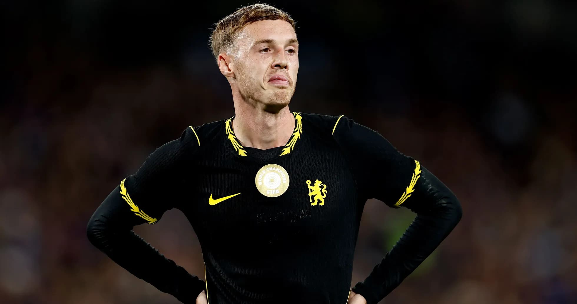 Игрок Chelsea в черной форме на поле