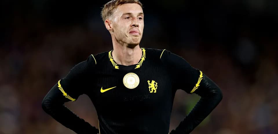 Игрок Chelsea в черной форме на поле
