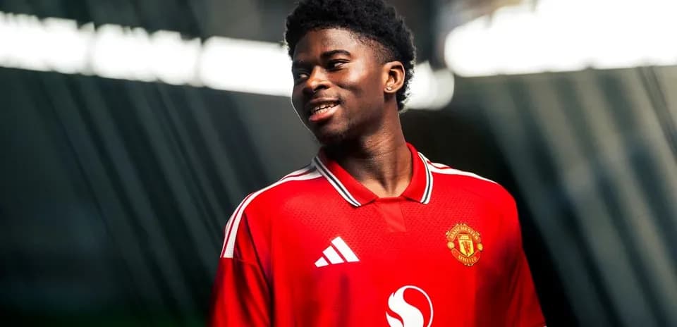 Игрок в красной форме Manchester United на фоне