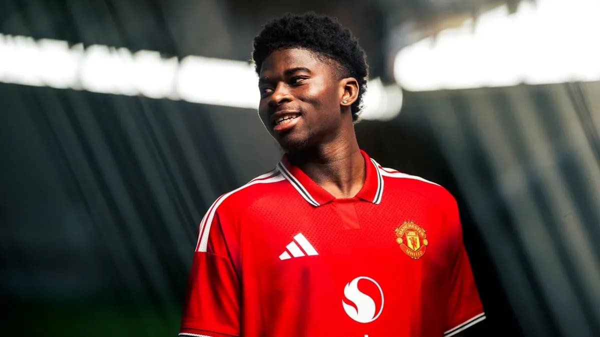 Игрок в красной форме Manchester United на фоне