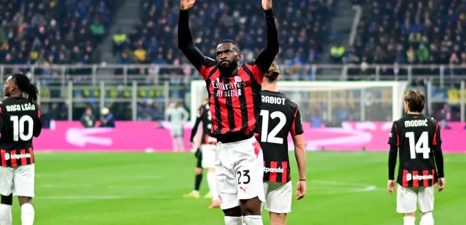 Игроки AC Milan празднуют на поле стадиона