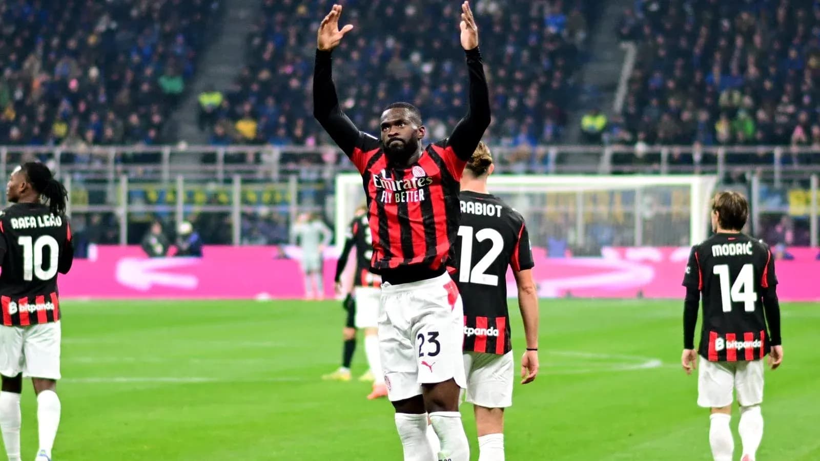 Игроки AC Milan празднуют на поле стадиона