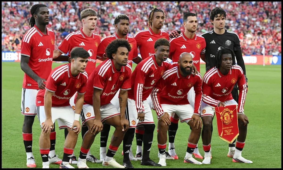 Команда Manchester United позирует перед матчем