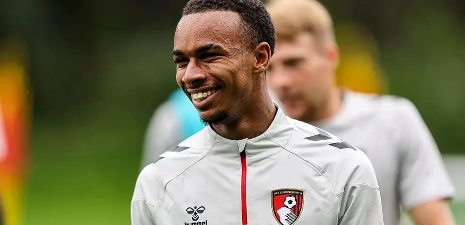 Игрок AFC Bournemouth на тренировке с улыбкой