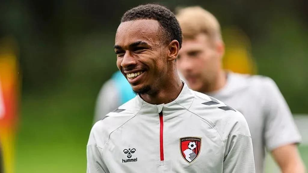 Игрок AFC Bournemouth на тренировке с улыбкой