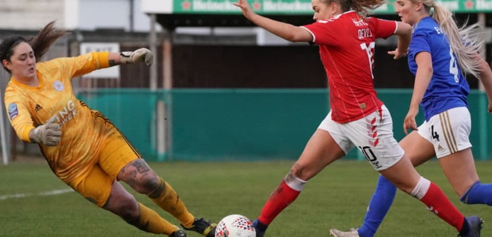 Игроки Чарльтон Атлетик атакуют в матче