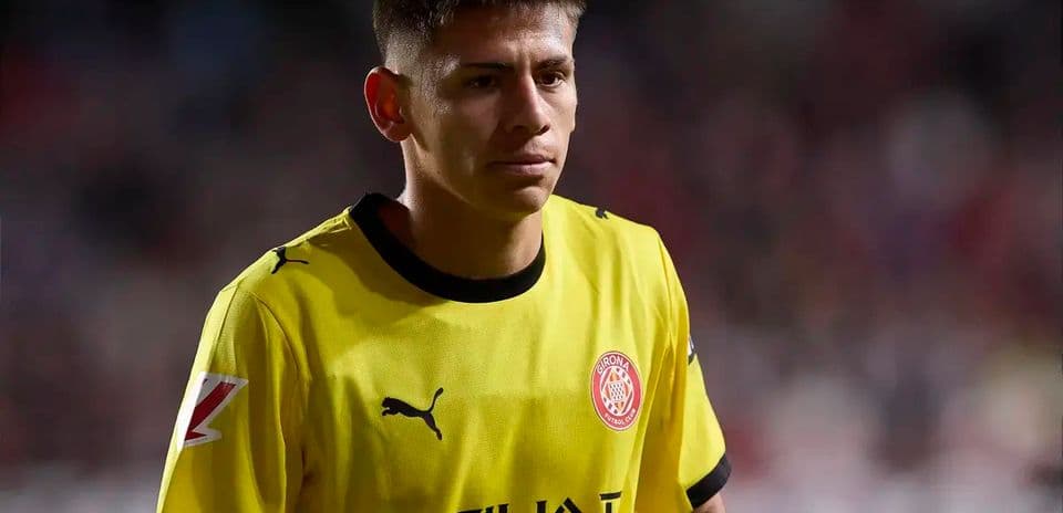 Игрок в желтой форме Girona FC на стадионе