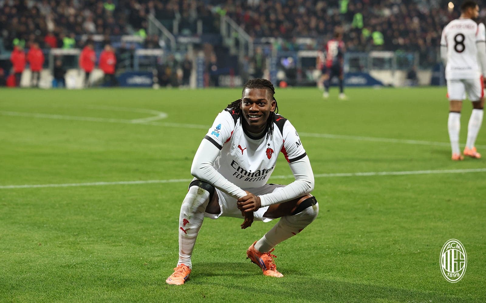 Игрок AC Milan празднует гол на поле