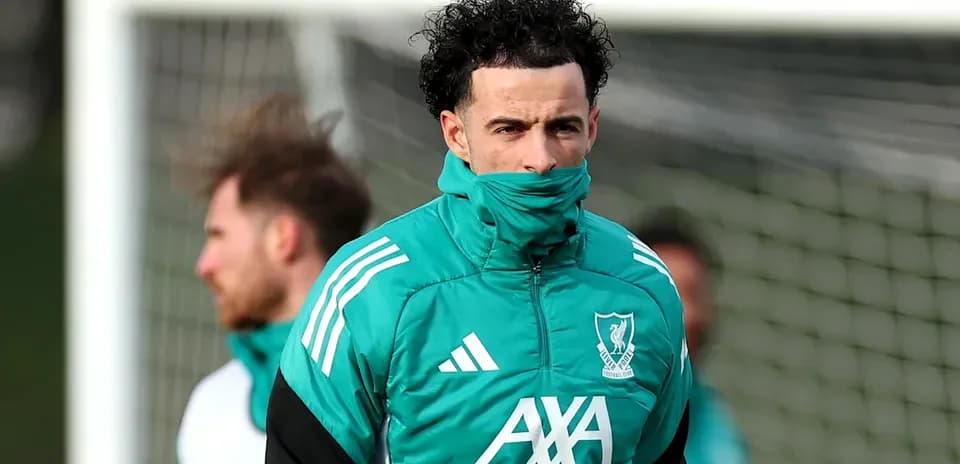 Игрок в тренировочной форме Liverpool на поле