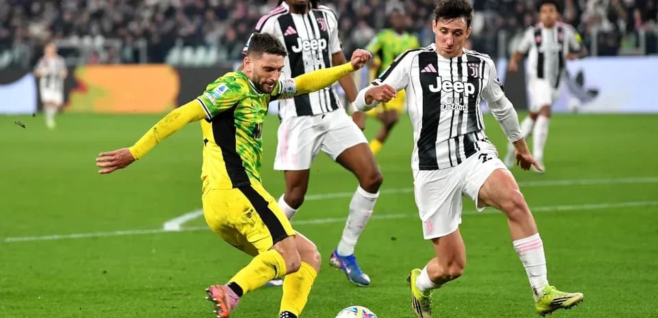 Игроки Juventus и противника борются за мяч