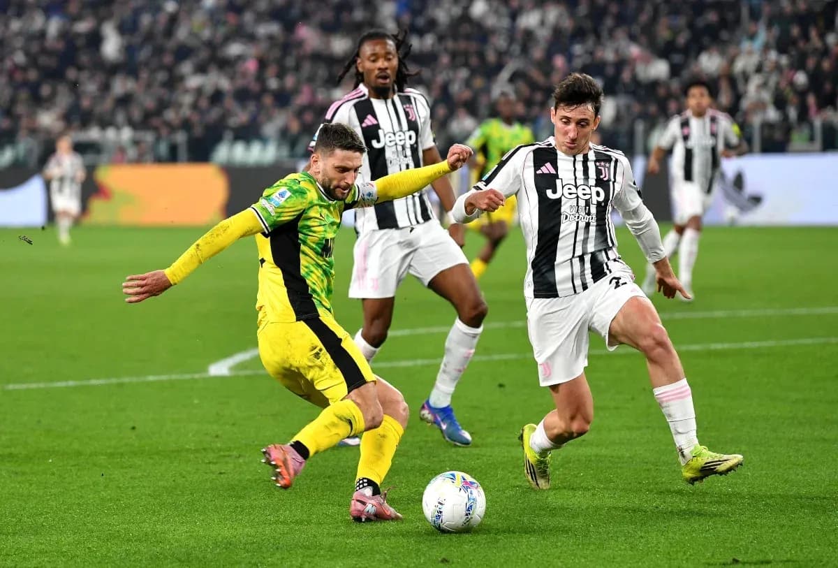 Игроки Juventus и противника борются за мяч