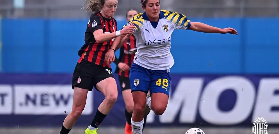 Игроки AC Milan W и Parma W в борьбе за мяч