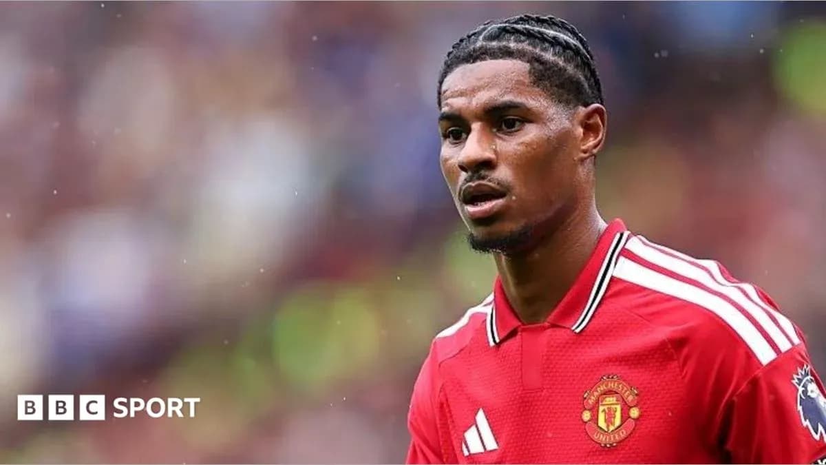 Игрок Manchester United в красной форме на поле