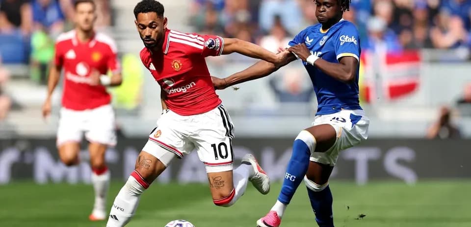Игроки Manchester United и Everton борются за мяч