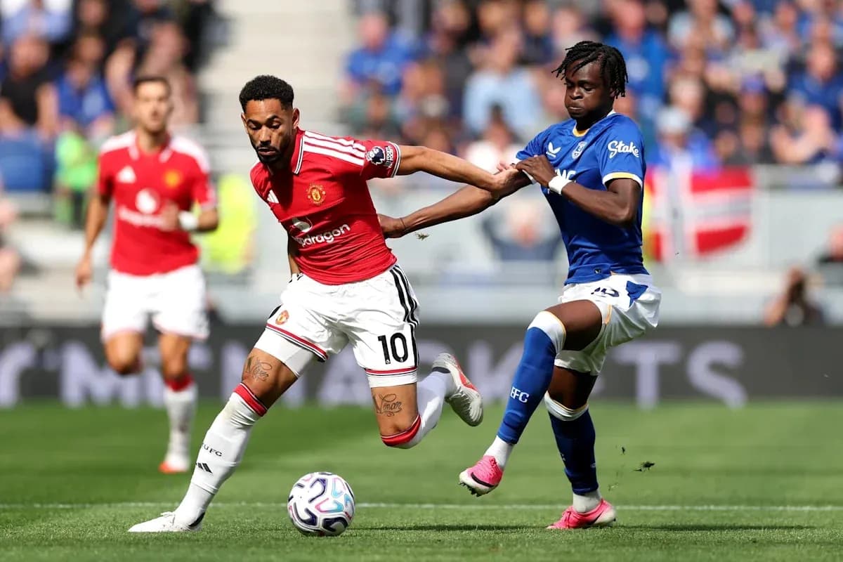 Игроки Manchester United и Everton борются за мяч