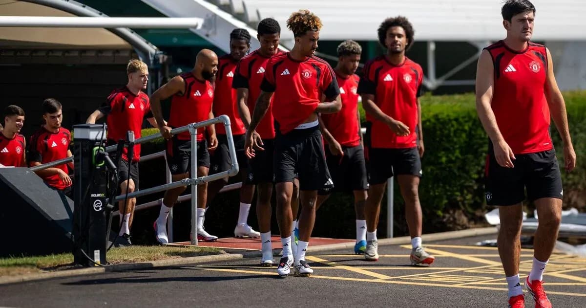 Игроки Manchester United в тренировочной одежде на выходе